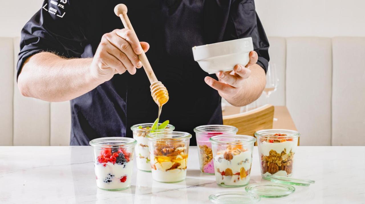 No 15 Ermou Hotel Thessaloniki Exterior photo Chef preparing yogurt