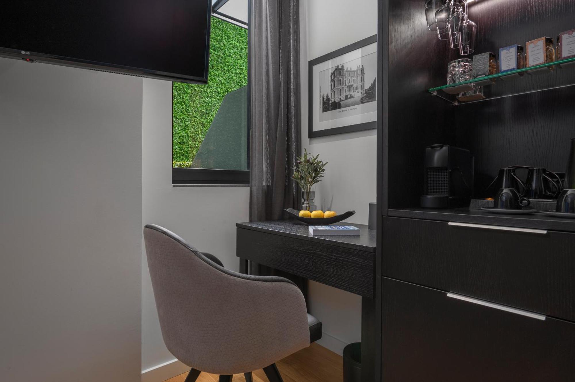 No 15 Ermou Hotel Thessaloniki Room photo A green wall in a home